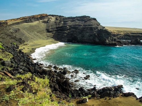 Bãi biển Papakōlea còn được biết đến với tên gọi bãi biển cát xanh hay bãi biển Mahana. Bãi biển có màu cát tuyệt đẹp này nằm gần South Point, Kaū, Hawaii. Tạo hóa đã ban tặng cho biển Papakōlea màu xanh lá cây ánh vàng của những lá oliu.